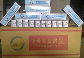 本產(chǎn)品是由潤(rùn)滑油基礎(chǔ)油經(jīng)精餾、稠化并加入適量的添加劑，再經(jīng)后處理后制得。本產(chǎn)品主要用作真空系統(tǒng)的活動(dòng)部分和可拆卸部分的密封和潤(rùn)滑。1、2、3號(hào)適用于30℃條件下使用，4號(hào)最高使用溫度可達(dá)120℃，可用