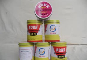 本產(chǎn)品是由潤(rùn)滑油基礎(chǔ)油經(jīng)精餾、深度處理、調(diào)合并經(jīng)后處理工序制得。本產(chǎn)品用作真空冶煉、真空噴涂、電子管制造和原子能工業(yè)等真空設(shè)備的固定接頭、經(jīng)常需要拆卸部分的密封或系統(tǒng)中有可疑泄漏點(diǎn)時(shí)的暫時(shí)性密封。按規(guī)